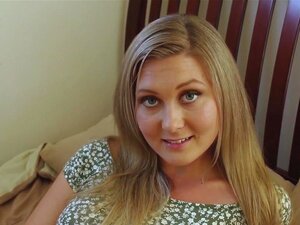 Une mignonne en POV se fait éjaculer sur le visage