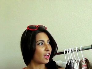 Une brune fraîche et chaude suce une grosse bite. Une brune fraîche