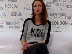 Super mignonne belle-mère de 25 ans fait de l'anal avec notre