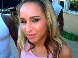 Une pom-pom girl blonde prend des grosses bites noires en plein air