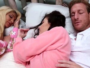 Elizabeth et Jenna baissent leurs fesses et se font baiser