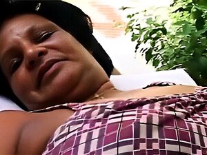 Plongez dans une rencontre inoubliable entre une mamie pulpeuse et son