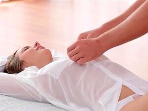 Une mignonne blonde sirène sexuelle profite d'un massage érotique