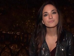 Un agent public a trouvé une nana européenne aux cheveux noirs de