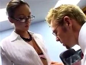 La secrétaire Jordana James en lingerie baise au travail