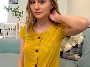 Une douce blonde et envoûtante avec des petits melons baise son