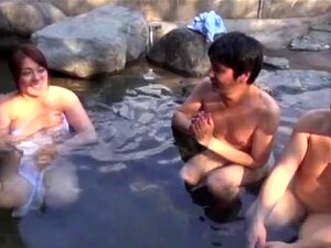 Une joueuse fait de son mieux pour se faire gicler. Une fille sexy et