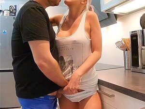 Il baise ma chatte serrée avec sa grosse bite dans la cuisine !