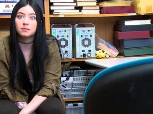 La voleuse tatouée Amilia Onyx fait tout son possible pour éviter la