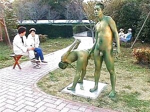 Une nana asiatique est une statue qui se fait baiser