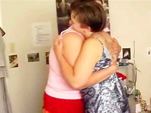 HairyBush séduite par ses premières femmes