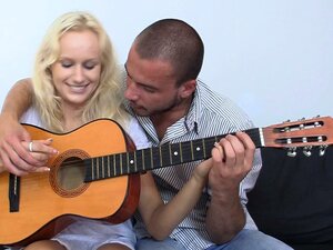 Il lèche sa chatte rasée percée puis la baise