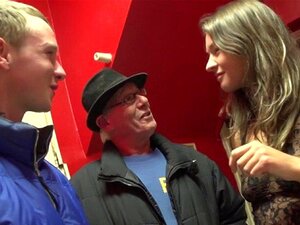 Un mec fait le tour d'amsterdam. Un vieux mec en chaleur fait le tour