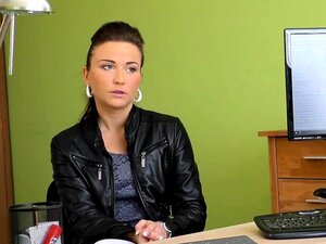 LOAN4K. La moto coûte cher, alors pourquoi la petite salope se fait