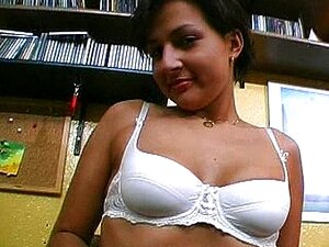 Regardez cette assistante de banque coquine laisser derrière elle son