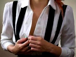 Une nouvelle babe sensuelle avec un cul parfait se masturbe en webcam