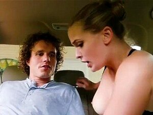 La belle-mère se joint à eux après avoir surpris son beau-fils en