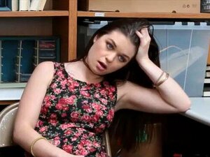 Une jolie voleuse pompeuse baisée par un agent de sécurité