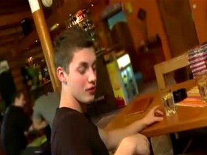 Twink baise dans un bar public