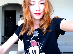 Une camgirl rousse sexy découvre son corps mince et sa pêche serrée