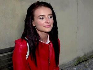 L'agent public déchire mes bas et baise ma chatte fort dehors