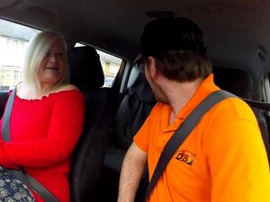 Une mature avec des gros nichons naturels baise dans une voiture. Un