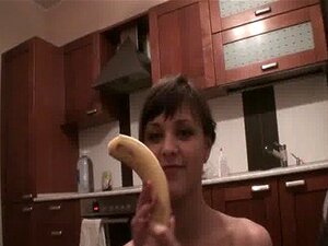 Petite russe fraîche qui taquine dans la cuisine