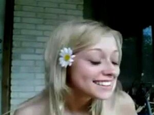 Une mignonne blonde se masturbe dehors