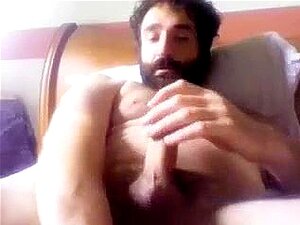Un mec sexy se masturbe à la maison et se filme sur webcam