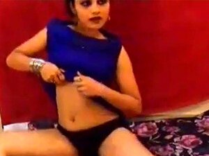 La chaude Desi Anjana, une fille indienne, danse en serrant ses seins