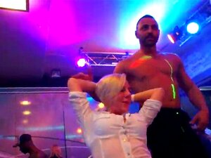 Des petites coquines sexy deviennent totalement sauvages et nues à