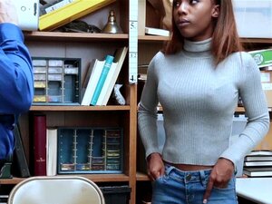 Le vol à l'étalage ébène tombe à genoux et suce l'officier LP. La