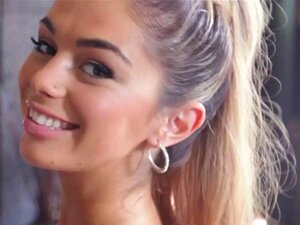 Super chaude brune en maillot de bain rouge moulant. Une brune très