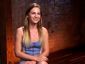 Laissez-vous dominer par une chaude esclave blonde ligotée ! Regardez