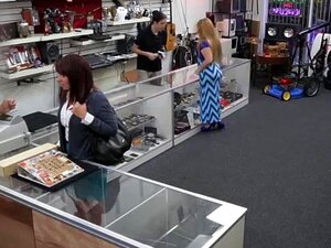 Une femme super chaude et bien foutue trompe son mari pour le libérer