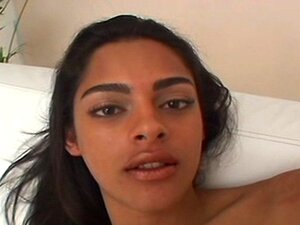 Camila De Castro se doigte le cul puis donne une pipe INCROYABLE