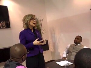 Nina Hartley baise des mecs noirs pour des votes. Dans cette parodie