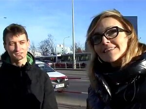 Une MILF européenne chaude fait un trio en public pour tromper son