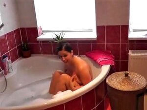 Nouveau voisin me surprend dans le bain,