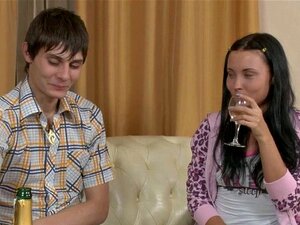 Chevauchant une énorme queue masculine. La douce aux gros seins