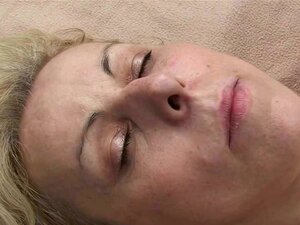 Une grand-mère blonde avale deux queues dehors