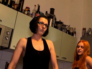 Petite soumise allemande se fait sucer à trois avec une dominatrice