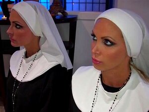 Jessica Jaymes et Nikki Benz sont déguisées en nonnes et font un