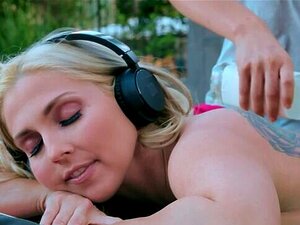 Découvrez les charmes séduisants d'une captivante MILF blonde aux