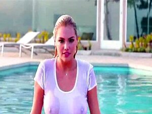 Ne manquez pas cette star nue aux gros seins se faire baiser! Elle est