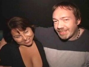 MILF latina aux gros seins se fait couvrir de sperme dans un théâtre