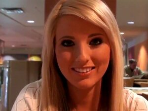 Jordan Ash s'amuse avec la belle blonde Bella Honey. La mignonne fille