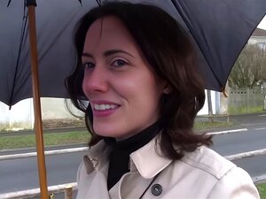 Regarde la vieille belle-mère chevaucher la bite dure, l'ami du