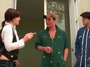Une Étudiante française sérieuse se fait baiser en trio