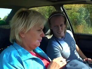 Découvrez la passion débridée d'une grand-belle-belle-mère blonde